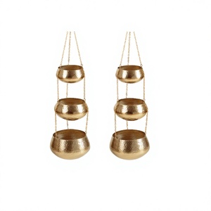 Pot de fleurs suspendu rond en métal couleur or, lot de deux, pour la décoration de la maison et du jardin - Product Image 1