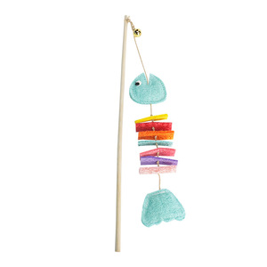 Juguete para gatos de lufa con forma de espina de pescado, mango largo, anti-mordida, para limpieza dental, estilo de dibujos animados, con hierba gatera y sonajero - Product Image 1