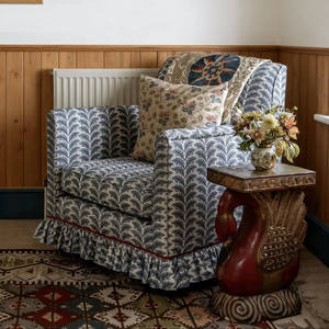 Fauteuil de salon en tissu traditionnel avec motif floral et jupe à volants, design avec housse amovible pour la décoration intérieure - Product Image 5