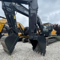 Excavatrice Hyundai 300LC-9S d'occasion robuste et fiable pour les opérations d'excavation et de creusement dans des roches difficiles, utilisée dans les grands projets de construction