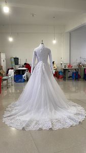 AL1767 2024 Elegante Vestido de Novia Vintage de Encaje con Mangas Largas y Talla Grande con Volantes y Flores de Cristal - Product Image 4