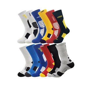 Chaussettes de sport pour hommes en gros : Chaussettes de basketball et de course à compression, rembourrées, avec options personnalisées - Product Image 1
