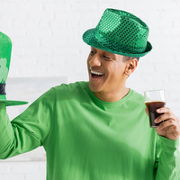 Chapeau de cowboy lumineux à sequins trèfle irlandais, idéal pour la Saint-Patrick, les fêtes western et les festivals – Vente flash