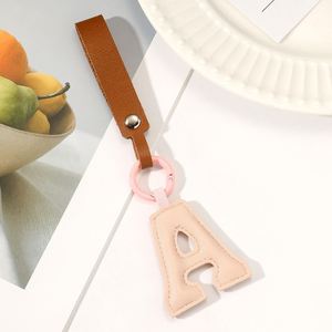 Nuevo Estilo, Llavero de Cuero PU Colorido con 26 Letras Inglesas, Regalos para Mujer, Accesorios para Bolsos, Colgantes, Llavero para Coche, Llavero para Casa - Product Image 1