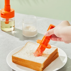 Bouteille d'huile pour barbecue écologique résistante à la chaleur avec pinceau, bouteille transparente en plastique avec pinceau à huile, brosses à huile pour grillades, usage domestique - Product Image 4