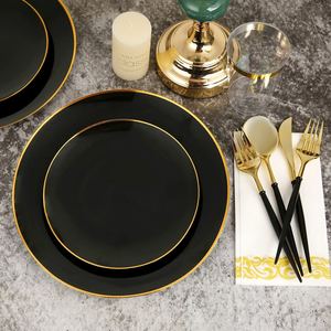 Ensemble de vaisselle jetable moderne minimaliste en plastique rigide de 175 pièces, assiettes noires avec bordures dorées, couteaux, fourchettes, cuillères, verres à vin - Product Image 4