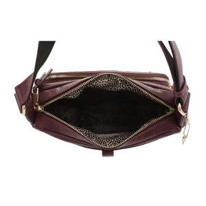 Einfarbige Leder-Umhängetasche mit verdecktem Waffenholster und offenem Reißverschluss für Damenreisen - Product Image 6