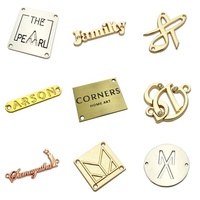 Logos de marque en métal de vêtements personnalisés Gravure en alliage de zinc Étiquette nominative Couture d'étiquettes en métal pour maillots de bain