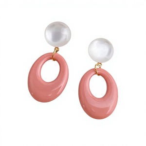 Boucles d'oreilles créoles géométriques en résine de haute qualité, forme triangulaire orange en acrylique, bijoux fantaisie vintage pour femme - Product Image 5
