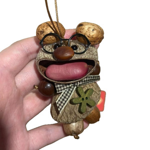 Ornement d'ours en noix naturel fait main, adorable breloque suspendue en forme d'ours avec son clochette, pendentif écologique artisanal pour sac et voiture - Product Image 5