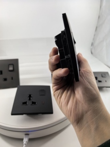 BS 영국 표준 도매 가격 피부 느낌 블랙 스위치 더블 3 핀 범용 소켓 (A + <span class=keywords><strong>TYPE</strong></span> C 포트 포함) - Product Image 2