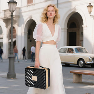 Estuche de belleza, bolsa de maquillaje de 12 pulgadas con compartimentos ajustables, estuche cosmético de viaje portátil, diseño de rayas en blanco y negro - Product Image 4