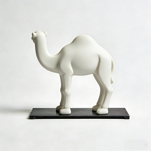 Statue de chameau blanc intemporelle, décoration animale moderne en résine sur base noire pour collection - Product Image 2