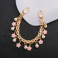 Breloque de sac en chaîne dorée avec pendentifs fleur rose et perles pour la décoration de sacs à main et l'extension de l'attache