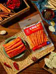 Famosos bocadillos chinos Halal Latiao, tiras de carne vegetariana con gluten picante fritas y empaquetadas en una bolsa - Product Image 3