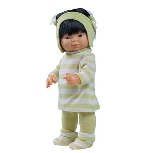 Poupée asiatique ZOE à jambe droite avec nouveaux vêtements par NINES DONIL Modèle 8412198631386 - Product Image 1