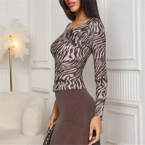 <span class=keywords><strong>Camiseta</strong></span> con estampado de <span class=keywords><strong>cebra</strong></span> y hombros descubiertos para <span class=keywords><strong>mujer</strong></span>, de manga larga, ajustada, a rayas, estilo urbano, top corto - Product Image 2