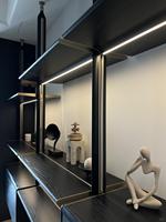 Étagère à colonnes en aluminium sur mesure avec étagères en verre, tiroirs en bois massif, bibliothèque en aluminium et bois massif, vente en gros d'usine