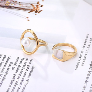 Bague pour femme en acier titane doré 14 carats avec coquille de perle, style européen et américain, irrégulière, pour l'index - Product Image 2