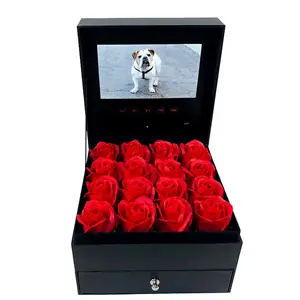 Cargue su video Caja de rosas eternas con luz LED Rosas preservadas Caja de flores rojas Led