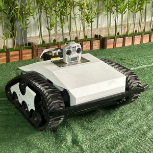 Les tondeuses à chenilles sont une nouveauté pour l'entretien des espaces verts des parcs urbains. Les tondeuses électriques intelligentes peuvent monter facilement les pentes. - Product Image 5