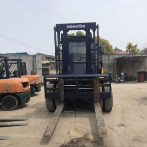 Chariot élévateur diesel Komatsu FD100 d'occasion, mât bi-étages 1000 mm, centre de charge, bien entretenu, faible nombre d'heures de fonctionnement, pour usage intensif - Product Image 2