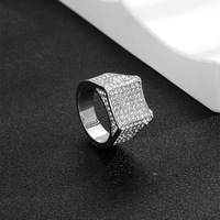 Bague tendance haut de gamme pour homme en alliage argenté plaqué argent, ornée de cristaux cubains et de strass, idéale pour un usage quotidien ou comme cadeau de fiançailles.