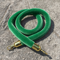 Poteau de barrière de luxe en velours vert avec crochet métallique doré pour le contrôle des foules