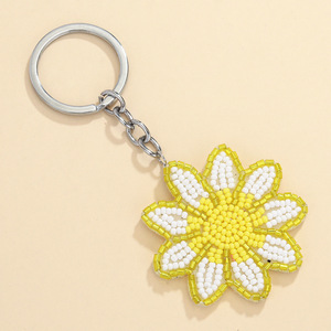 Llavero Colgante de Metal Esmaltado con Diseño de Flor de Margarita, Souvenir Personalizado de Alta Calidad, Tendencia de Moda - Product Image 3