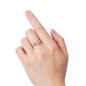 Anillo de Diamantes de Color Amarillo Corte Radiante de 0.45 Quilates en Oro de 18K, Color Morado Rosado Púrpura, en Oferta - Product Image 2