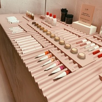 Comptoir de présentation de cosmétiques sur mesure de qualité supérieure avec éclairage LED, en matériaux MDF/métal/acrylique, pour la mode