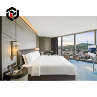 Suites d'hôtel de luxe à fenêtre panoramique cinq étoiles, chambre double, lit king-size rembourré en bois de chêne écologique, dressing avec éclairage LED