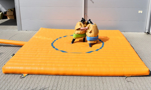 Traje de Sumo Japonés Tradicional de PVC con Colchoneta Inflable de 6m y Soplador - Product Image 4