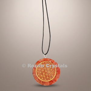 Pendentif circulaire en cornaline Rozrin Crystals avec incrustation de motifs Feng Shui - Product Image 3