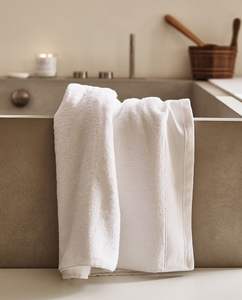 Serviette de bain en coton blanc en gros avec logo personnalisé pour hôtel, sport, spa, salon de coiffure, salon de beauté - Product Image 1