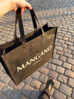 Sacs fourre-tout noirs personnalisés en non-tissé avec impression de logo blanc, sacs de courses réutilisables pour l'emballage de marques de vêtements