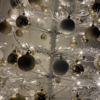 Fabrik-Großhandel: Weißer, vorbeleuchteter Weihnachtsbaum mit abgeknickten Ästen und Kugel-Set, LED-Beleuchtung, Kunststoffmaterial, Netzstecker-Betrieb