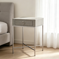 Table de chevet carrée de luxe haut de gamme avec panneaux en cuir gaufré et base métallique pour chambre à coucher