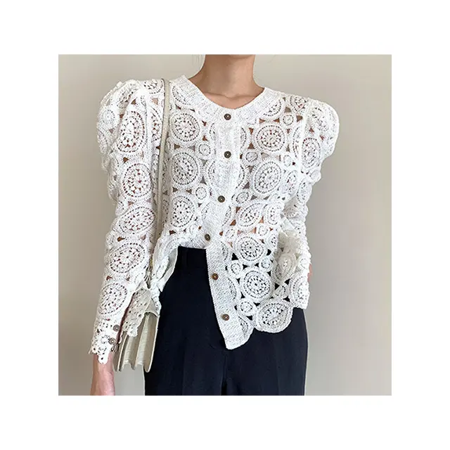 Blusa cárdigan de punto con manga abullonada de ganchillo de encaje ahuecado con cuello redondo vintage antes de la caída