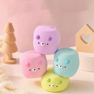 Balle anti-stress souple et moelleuse faite à la main en forme de petit ours multicolore, avec son effet sonore craquant, jouet pour 15 ans et plus - Product Image 1