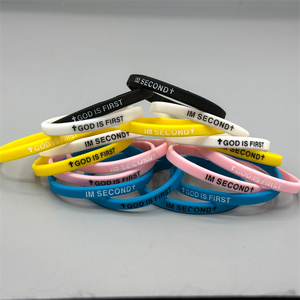 Braccialetto in Silicone con Incisione 'GOD IS FIRST IM SECOND' da 6mm, Pronto per la Spedizione - Product Image 1