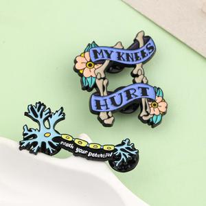 Tendance émail neurone broche broche dessin animé personnalité lettre 'My Kenees Hurt' pour les mariages et cadeaux des femmes technologie de placage - Product Image 1