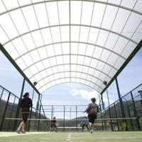 Terrain de padel pleine taille avec toit et structure en acier galvanisé pour hôtels, complexes hôteliers et clubs sportifs