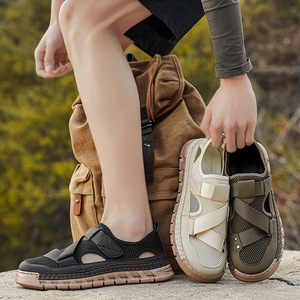 Sandalias de malla beige para hombre, con punta cerrada, suela gruesa antideslizante, ajustables con velcro, zapatos casuales para exteriores para verano - Product Image 4