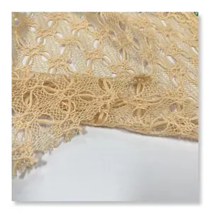 Morbido tessuto all'uncinetto lavorato a maglia tricot tinto in filo di poliestere giallo di buona consistenza per il vestito