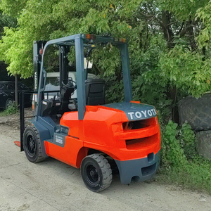 Optimice sus operaciones con la carretilla elevadora Toyota de 3,5 toneladas, fácil de usar. - Product Image 2