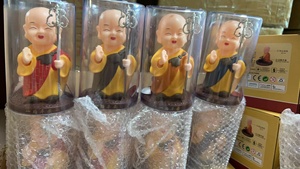 10.5*7.5*7.5ซม. ส่ายหัวพยักหน้าได้ตุ๊กตาพระพุทธรูปเล็กๆน้อยๆ<span class=keywords><strong>สามเณร</strong></span>พระภิกษุสงฆ์แสงอาทิตย์สำหรับตกแต่งรถบ้านสีฟ้าสีแดงสีเหลือง - Product Image 2