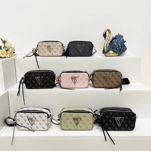 Nuevo Bolso de Hombro Cruzado para Mujer con Diseño Clásico de Guesses y Letras - Product Image 1