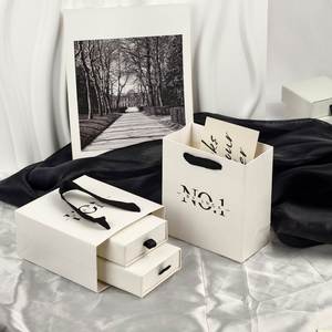 Sacs cadeaux en papier personnalisés avec poignées en ruban, prix d'usine, pour boutiques et emballages cadeaux - Product Image 6