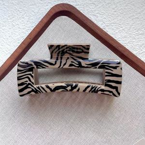 Grande pince à cheveux rectangulaire géométrique simple motif léopard, accessoire de mode vintage - Product Image 4